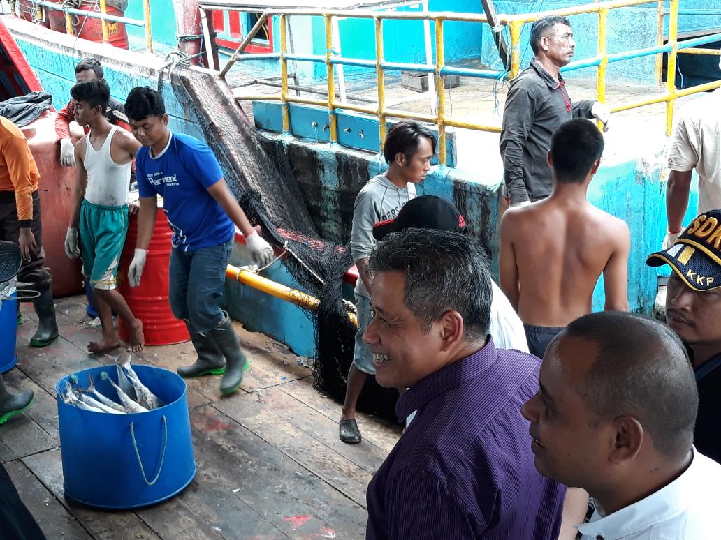 PpbThoby's tweet photo. KUNKER Bpk Dirjen Penguatan Daya Saing Produk di Kepulauan Aru skligus meninjau aktiftas di PPP Dobo @susipudjiastuti @puslatluhkp @kkpgoid https://t.co/Uub63ULQ5Z