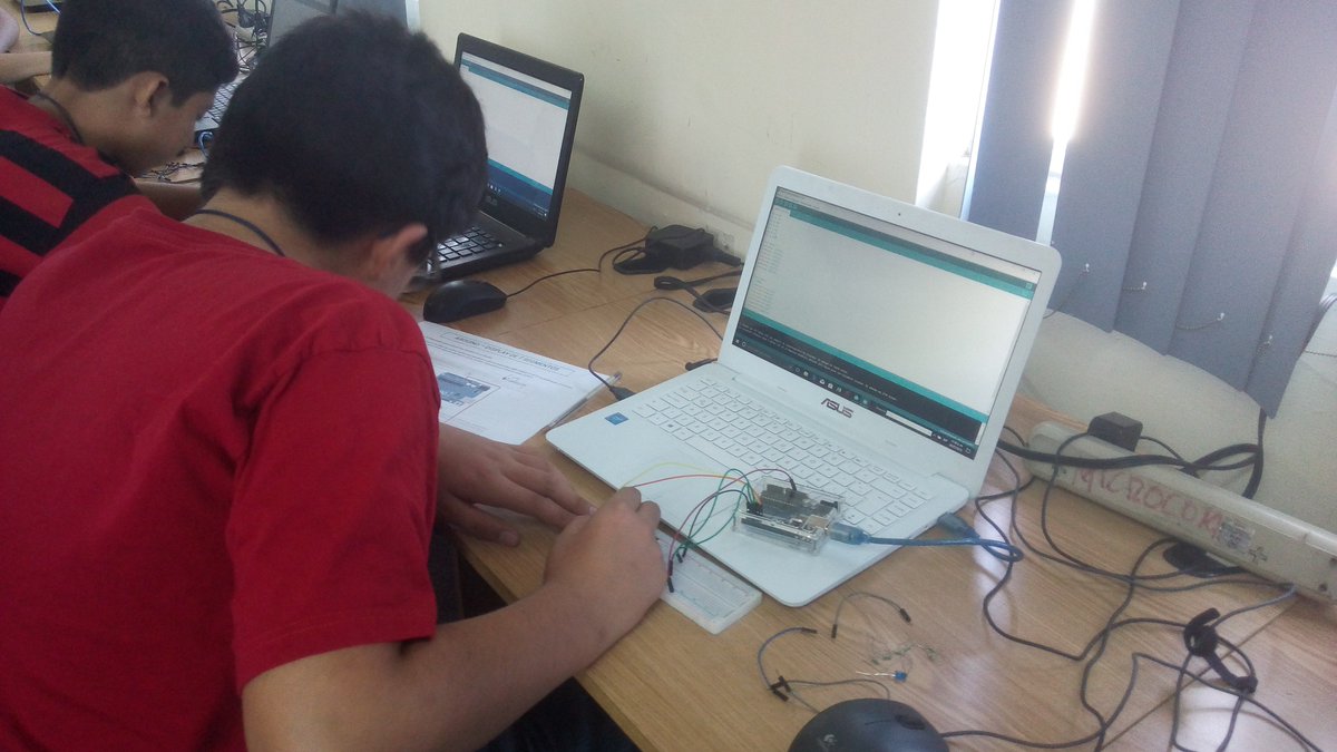 MxRobotix's tweet photo. Diseñando, simulando y construyendo circuitos electrónicos 
#Arduino con #Scratch #electronica #robotica #STEM https://t.co/VZttkipEhp