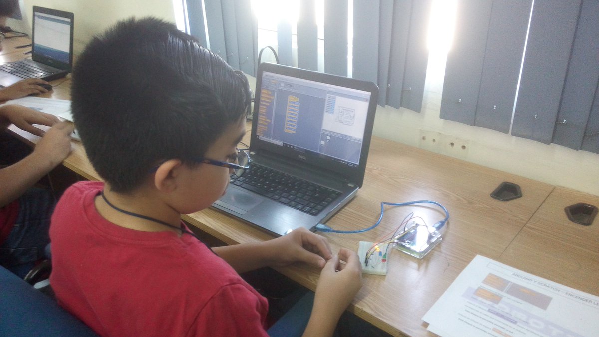 MxRobotix's tweet photo. Diseñando, simulando y construyendo circuitos electrónicos 
#Arduino con #Scratch #electronica #robotica #STEM https://t.co/VZttkipEhp