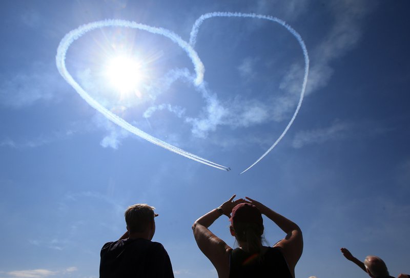 #PHOTOS bit.ly/2AkMxhV <a href="/AFThunderbirds/">Thunderbirds</a> perform despite 2 hour weather delay