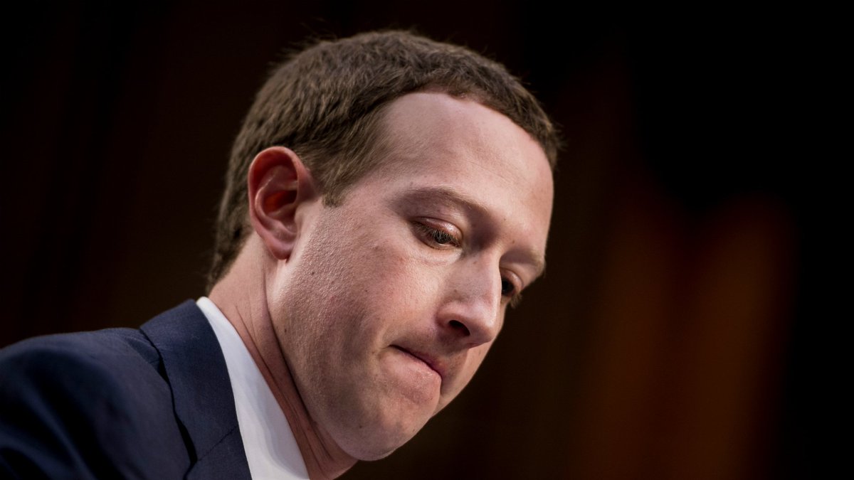 infobae's tweet photo. Facebook se desploma en Wall Street por la pérdida de usuarios y un mal balance https://t.co/5MUArR59PE https://t.co/EiyYsFr79P
