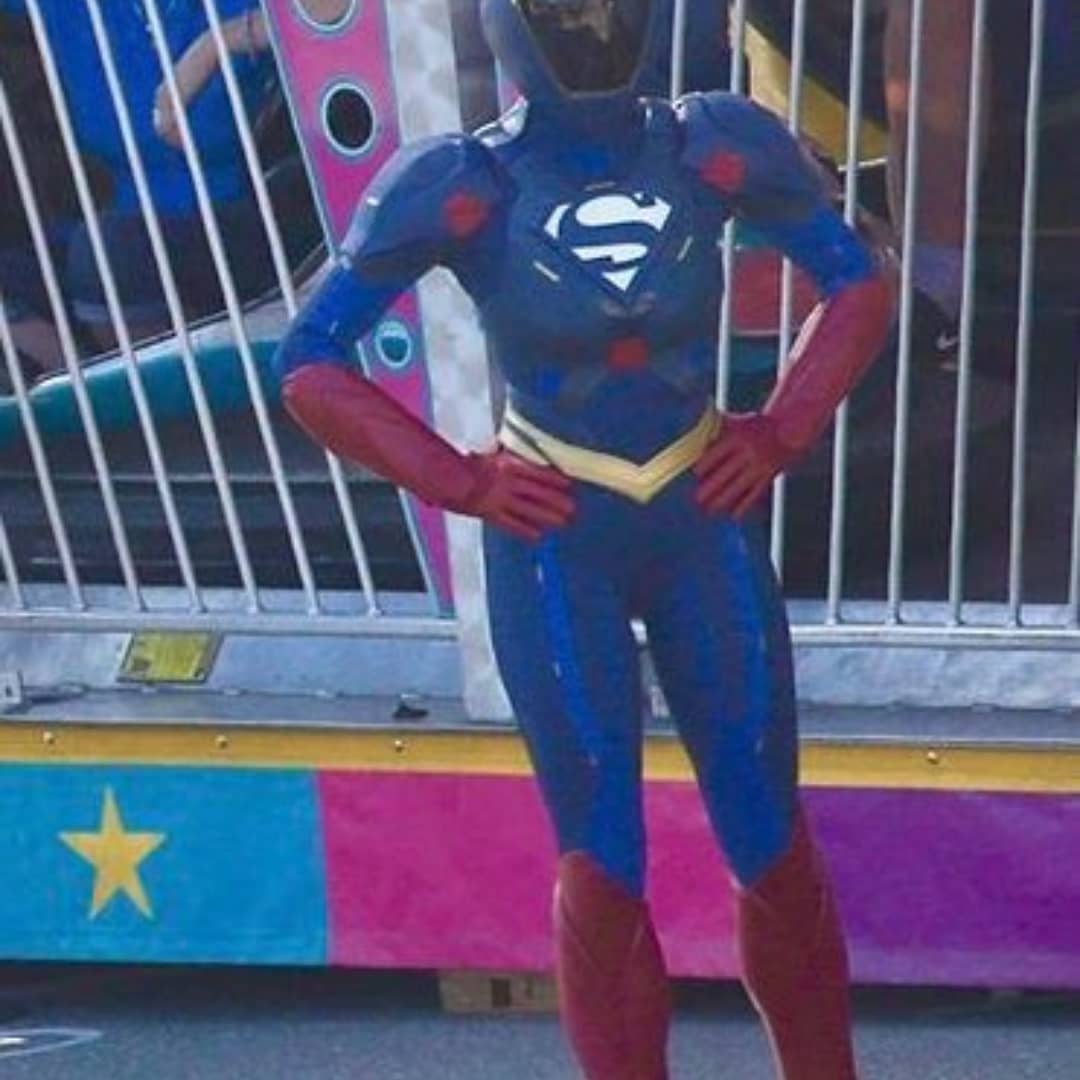 RT <a href="/The_2god/">Supergirl_DC_CW _SHOW(I StandWhitMelissa)</a>: NEW PIC FROM SET ON SUPERGIRL SEASON 4....WHO IS SHE?🤔🤔🤔 #Supergirl #SupergirlCW #MelissaBenoist #SupergirlCW #SupergirlCW #dcfcfans #dccomics #fumetti #fumettisti #follo4follo #dccomics #WarnerBros #SupergirlCW