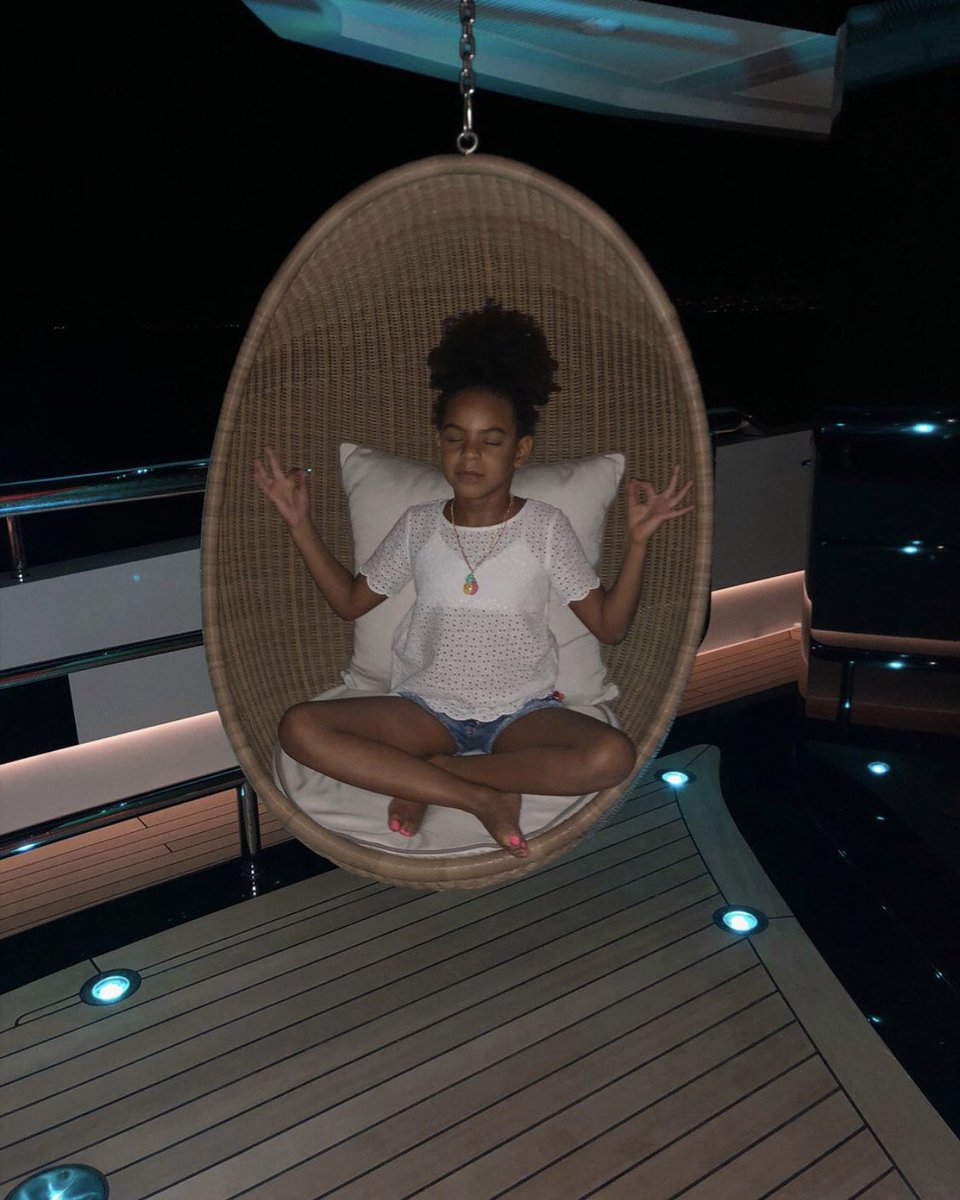 forevrthatgirl's tweet photo. BLUE LIVING HER BEST LIFE UGH I STAN!!! https://t.co/O1aKNmgJSU