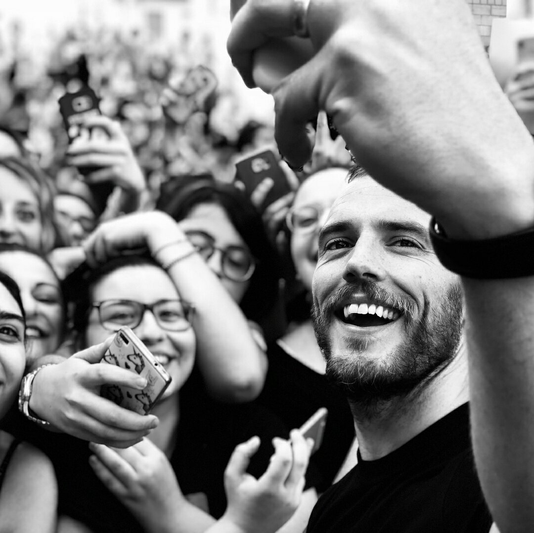 SamClaflinLA's tweet photo. 📷: Sam compartiendo con fans en la alfombra azul de Giffoni 💙 (vía lsarcade en Instagram) https://t.co/dvbk0xJQgm