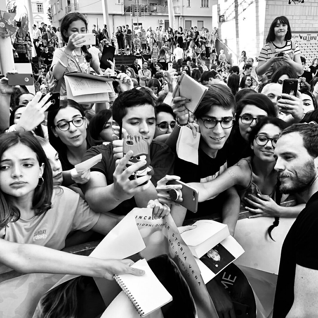 SamClaflinLA's tweet photo. 📷: Sam compartiendo con fans en la alfombra azul de Giffoni 💙 (vía lsarcade en Instagram) https://t.co/dvbk0xJQgm