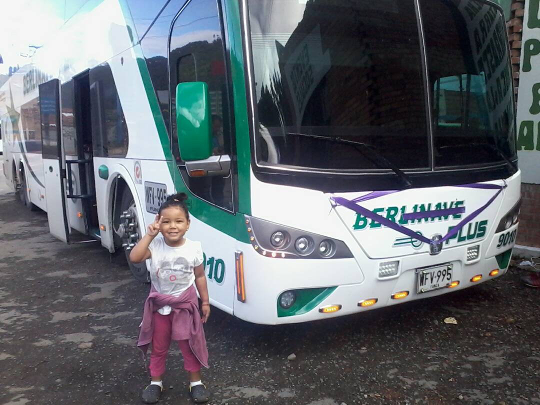 SoyDirecto_JF's tweet photo. Te extrañare demasiado:( pequeñita de mi vida💔 #FelizViaje #TeVereEnColombia https://t.co/67CnVVXJV3