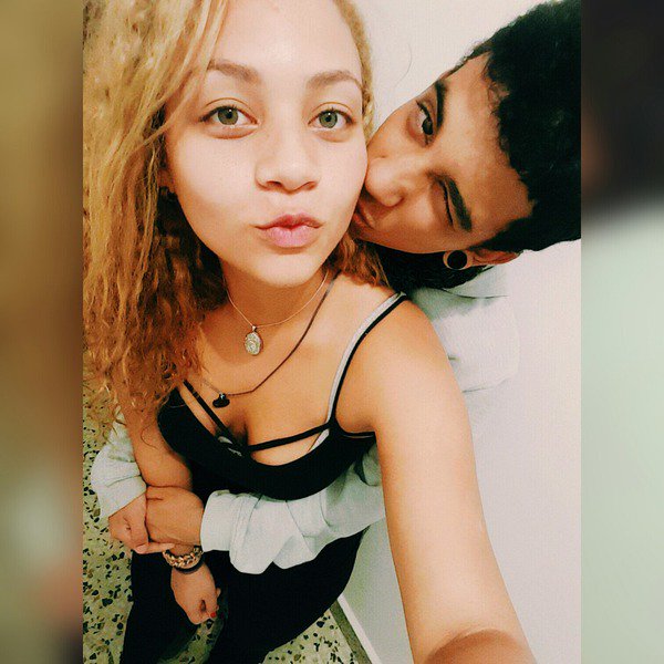 soyangelb's tweet photo. SE FILTRA IMAGEN DE MICRO HTV CON UNA GOCHA, SE RUMORA QUE ESTA FOTO FUE TOMADA MINUTOS ANTES DEL INCIDENTE, POSTERIORMENTE VIERON SALIR A LA GOCHA ARRECHA #RipMicro https://t.co/fCSFOwwf8A