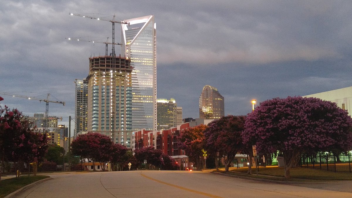 QCMenu's tweet photo. Sometimes you just have to appreciate a nice night and the city of #Charlotte is providing that tonight. #CLT #QCMenu https://t.co/oCZfN9E4AU