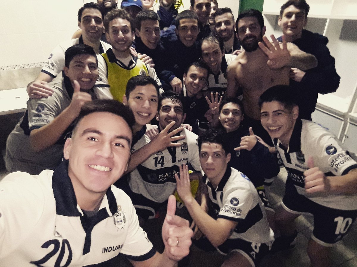 gabylan9's tweet photo. Q lindo debutar así.ganando 4 a 3 y haciendo historia pasando a 4tos de final de la Copa Argentina🏆🇦🇷 gracias a toda la gente de @FutsalCGE por dejarme sr part d todo y a los jugadores y CT x recibirme de la mejor manera..VAMOS LOBO🐺 #Copa #Argentina #4tos #Gabylan #Gimnasia https://t.co/vnTaDSH7CW