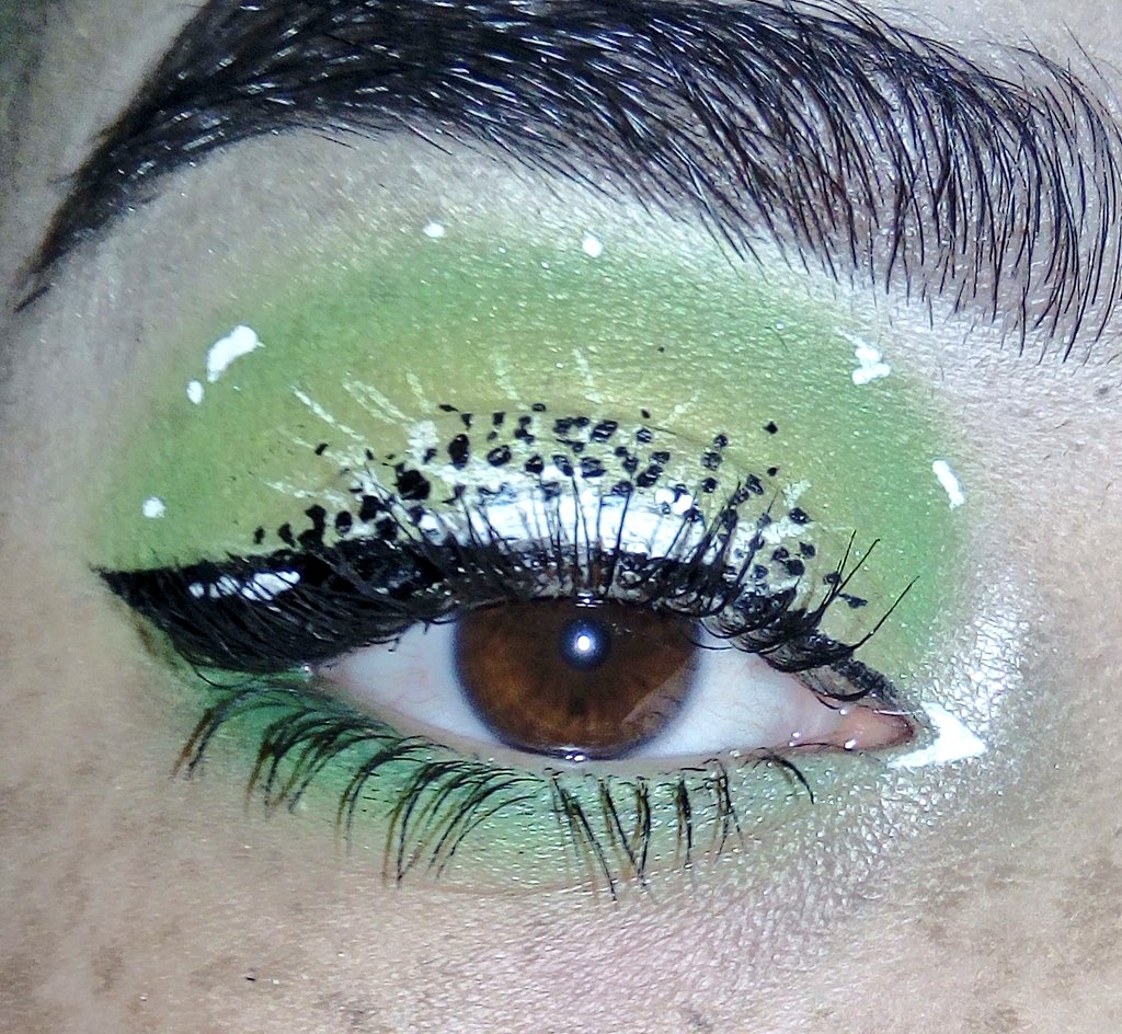 Feline_People_'s tweet photo. Me quise inspirar en kiwi para hacer un maquillaje y me lo tomé muy al literal creo... 😂🥝💚
#harrystylesinspired #kiwi https://t.co/81qhiQfvR7
