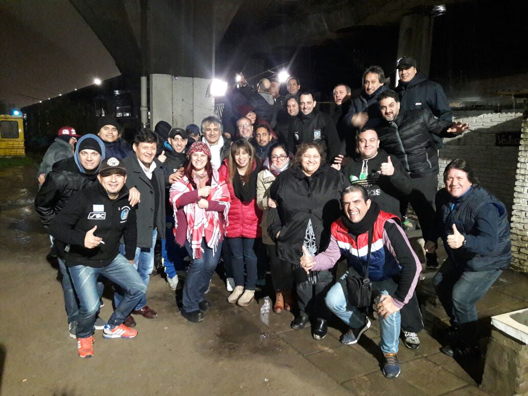 Cuando estas convencido que el camino es el correcto, ninguna adversidad  te detiene.  
#Militancia #Lluvia #MalClima #ListaGranate #UnidosPodemos #SomosTodosComercio #ElEquipoDeRamonMuerza