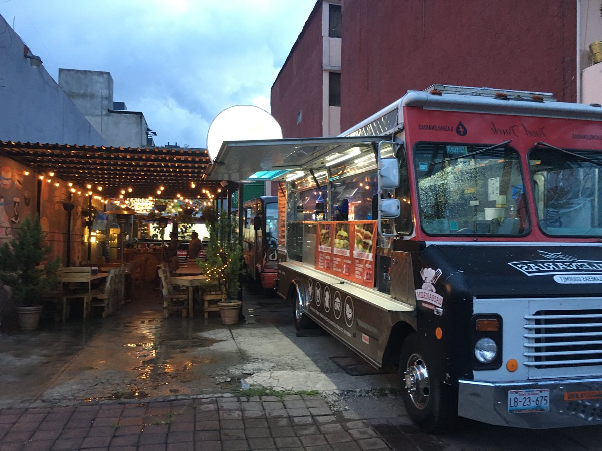 Estamos estrenando ubicación los esperamos en  Blvd de los Continentes #39 Colonia Valle Dorado  de 1:00 a 10:00 pm  #foodtrucks  #comida #food