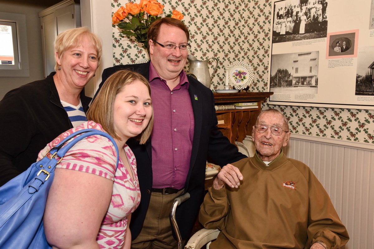 FmrTigardMayor's tweet photo. 🙏 RIP Curtis Tigard (1909-2018). The grandson of John Tigard, who settled in the East Butte area, later becoming the city namesake. Curtis was 109 and leaves behind family and countless friends. 🧡🖤 https://t.co/KmeImgIAxk