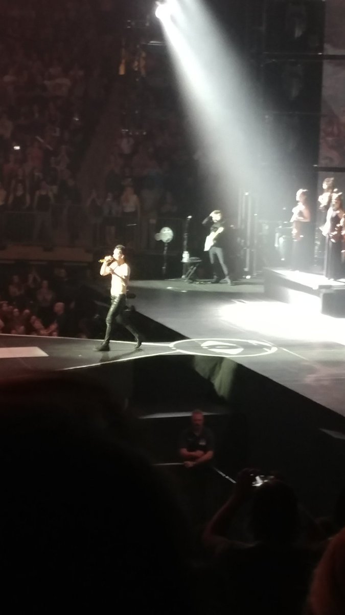RJazzy2's tweet photo. Thank you @PanicAtTheDisco camera man for randomly picking my sister&amp;I as 2 people to give upgraded tickets to,it made last night even more special!Thank you @brendonurie for an amazing show &amp; the great music you make! #PrayForTheWickedTour #PATDMSG #SoldOut #panicatthedisco https://t.co/IrHbTq87x9