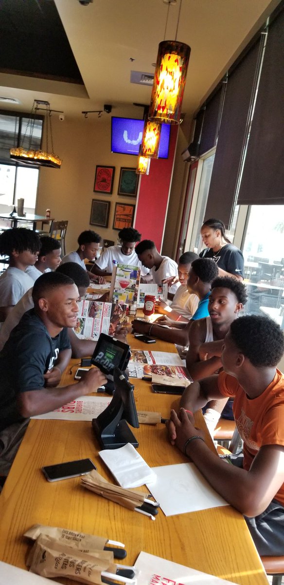 BIGDOGSAthleti1's tweet image. Our varsity boys 2020 having lunch in Las Vegas as they gear up for the #fab48 action tomorrow afternoon #LETSGODOGS #IrvingTexas