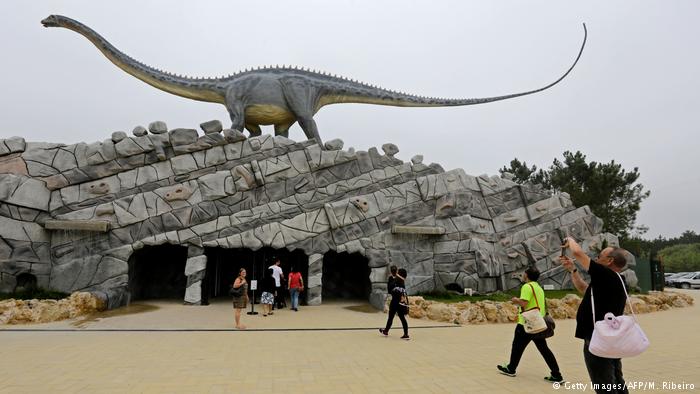 A trip to Portugal's Dino Park: Visitors to the Lourinhã park are greeted by the rearing neck of a giant model Supersaurus announcing a collection as impressive as anything else to be found in Europe. ow.ly/kh8f30l0NEJ #portugal #travel #dinosaurs