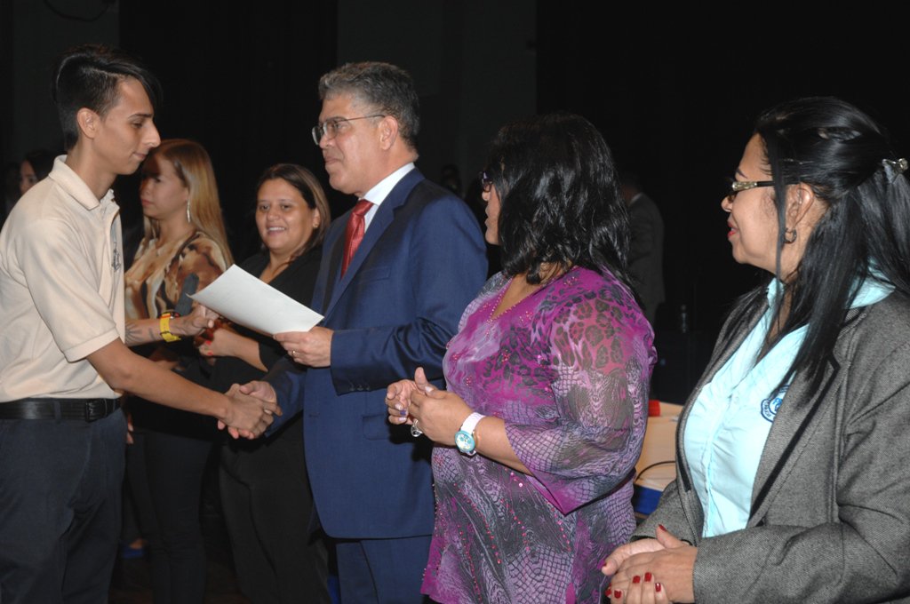 Desde el Teatro Municipal Min. <a href="/JauaMiranda/">Elías Jaua</a>: Mi respeto a los queridos profesores y profesoras que con tanta mística y constancia contribuyen al milagro de la educación venezolana 🇻🇪📚 <a href="/NicolasMaduro/">Nicolás Maduro</a> #15AñosUBV