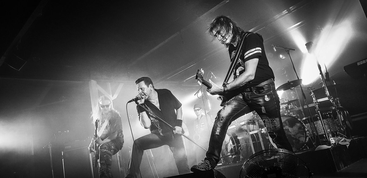 Huono päiväkin kääntyy hyväksi rock'n'rollin avulla! Huono tuuli valui lattian rakoon #Popeda'n tykittäessä kaksi tuntisen setin. <a href="/CostiPopeda/">Costi Hautamäki</a> #somero #esakallio #rokkiterapia #rocknrollonparastahuummetta #hyvänmielenlähettiläät