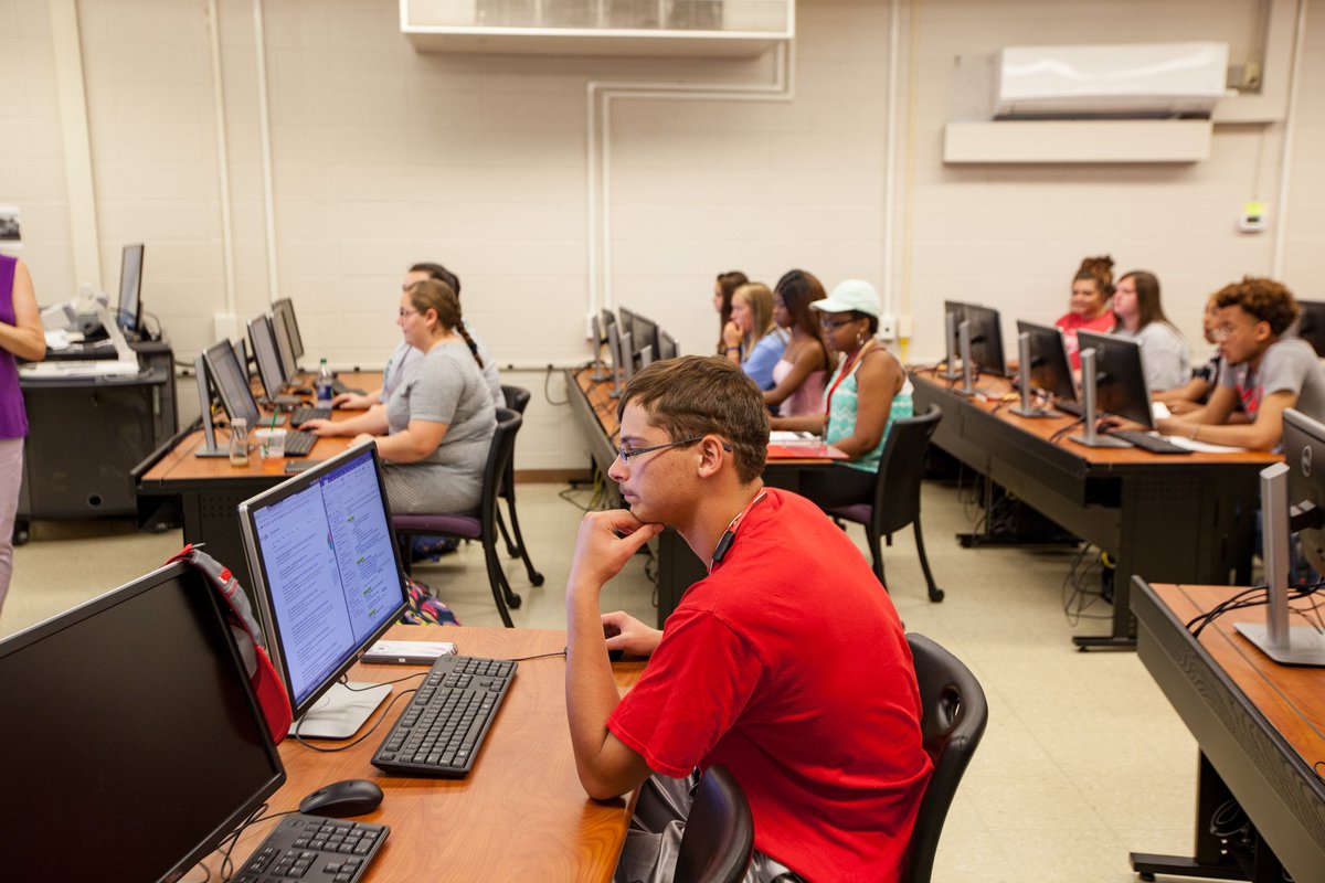 wku's tweet photo. Nearly 50 freshmen are getting a head start on their studies at WKU at Summer Start, a 5-week program that allows first-year students to become acclimated to college before the fall semester begins. Read more about this unique opportunity on WKU News: https://t.co/9FL7sCMGyJ #WKU https://t.co/PzNNqYjK7T