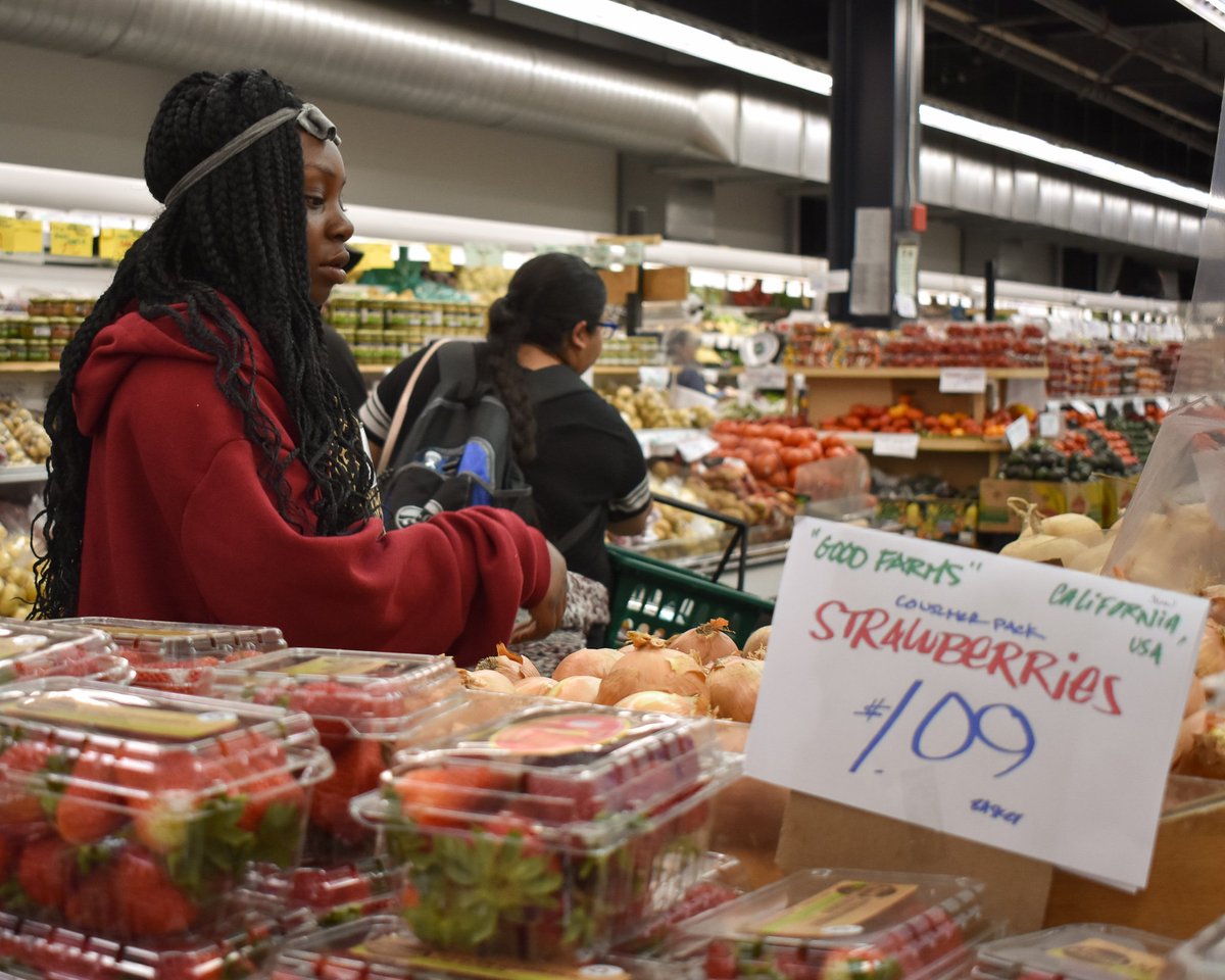 BreadProject's tweet image. On Wednesdays we host 18 Reasons’ Cooking Matters Series. Last week students traveled to Berkeley Bowl to learn how to shop healthily on a budget. Today, they will be preparing a celebratory meal for their graduation
