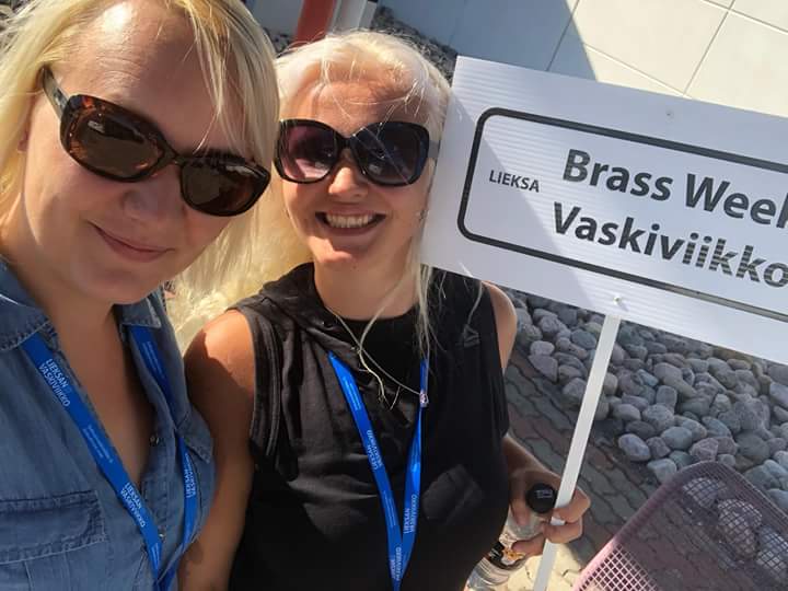 LieksaBrassWeek's tweet photo. Acting Managing Director Cecilia Riikonen and competition coordinator Sonetta Harjanne welcoming Euphonium competitors at the airport.
#LieksaBrassWeek #BrassWeek #Lieksa #Vaskiviikko https://t.co/QyCZVrWY3k