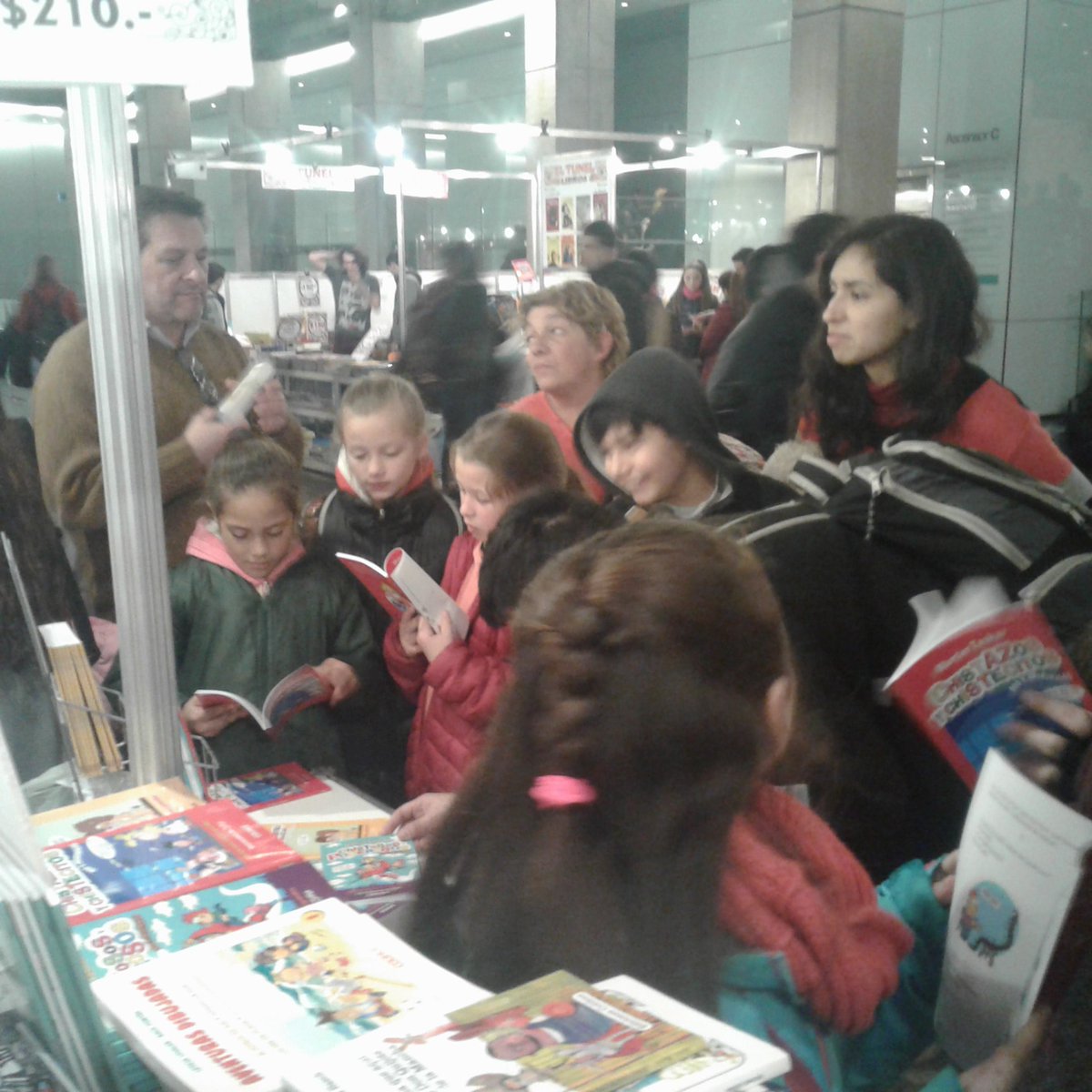 HumorTaskar's tweet image. Se desbordó el stand de @EdColihue... de lectores, fans, risas, buena onda y caramelos. Viva el humor! #buenoschistesymuchasgracias @ferialibroinf