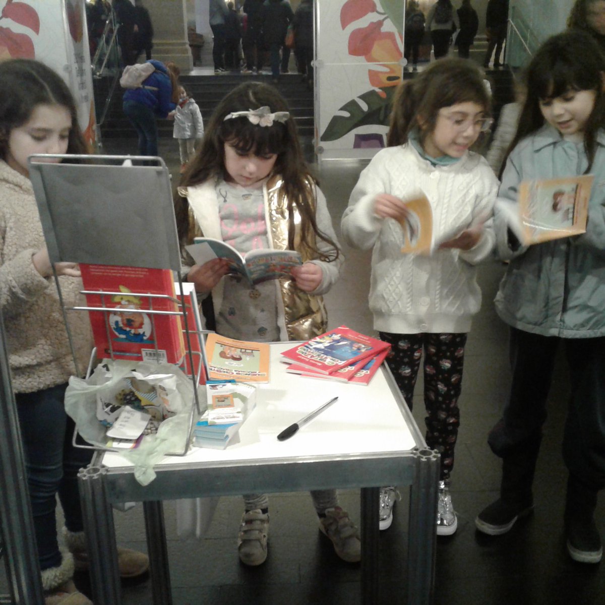 HumorTaskar's tweet image. Se desbordó el stand de @EdColihue... de lectores, fans, risas, buena onda y caramelos. Viva el humor! #buenoschistesymuchasgracias @ferialibroinf