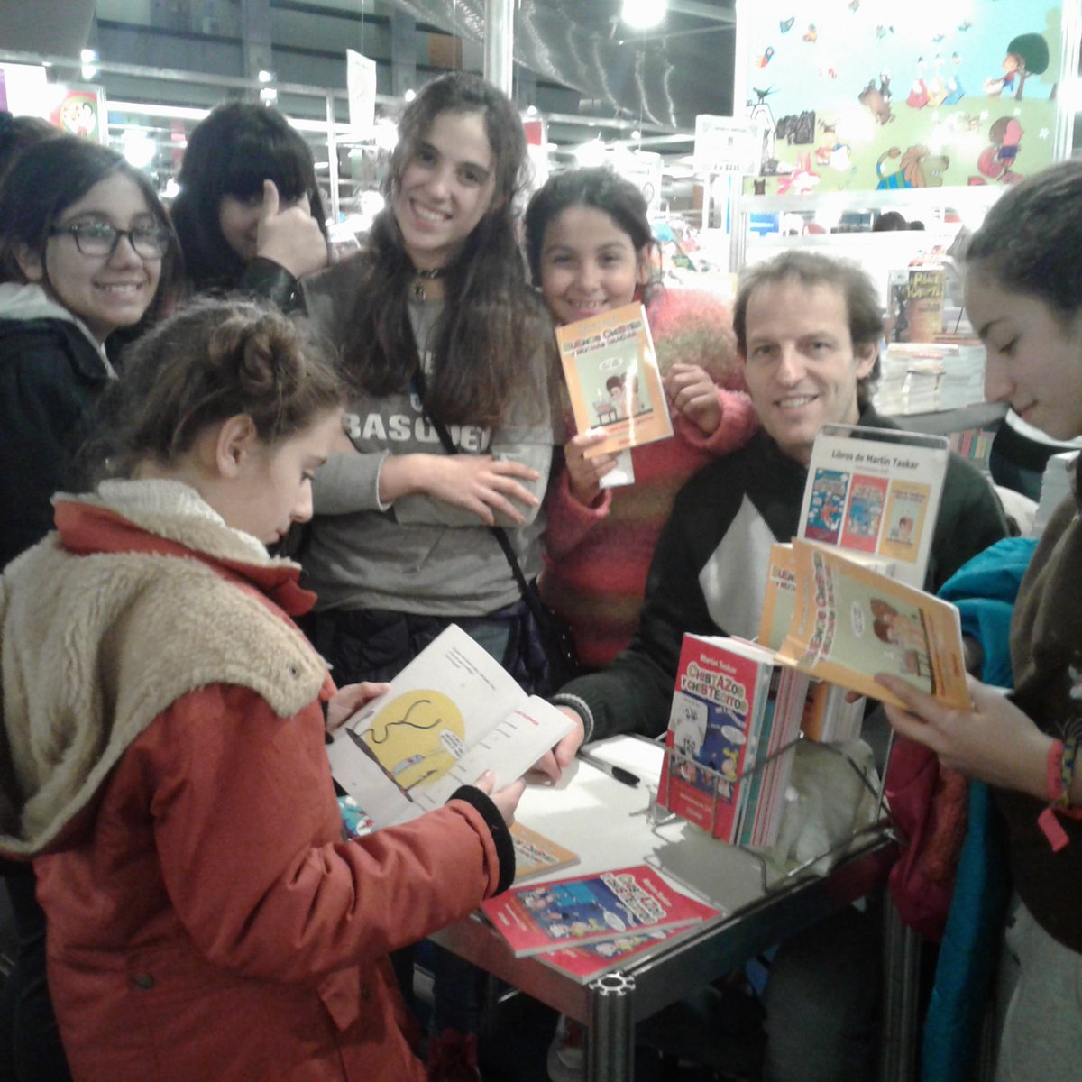 HumorTaskar's tweet image. Se desbordó el stand de @EdColihue... de lectores, fans, risas, buena onda y caramelos. Viva el humor! #buenoschistesymuchasgracias @ferialibroinf