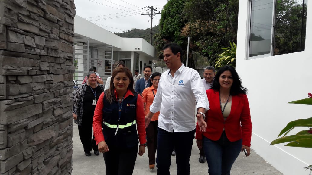 Salud_Guayas's tweet photo. .@mpihuavenacif Coordinadora Zonal junto a @panchocevallosv Gobernador del Guayas visitan instalaciones de la Casa de Acogida y Tratamiento "Libertadores". https://t.co/CMTJ51KyV3