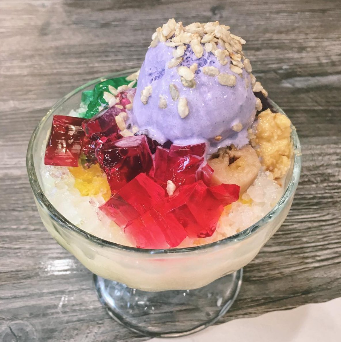 VerandahatVR's tweet photo. Now that's what we call a colorful dessert. Try Inihaw Avenue Filipino Kitchen and see what they will create for you. 😋🙌🏻🌈 (photo: https://t.co/6vgaGbfGK8) https://t.co/ZLcIJ9lk41