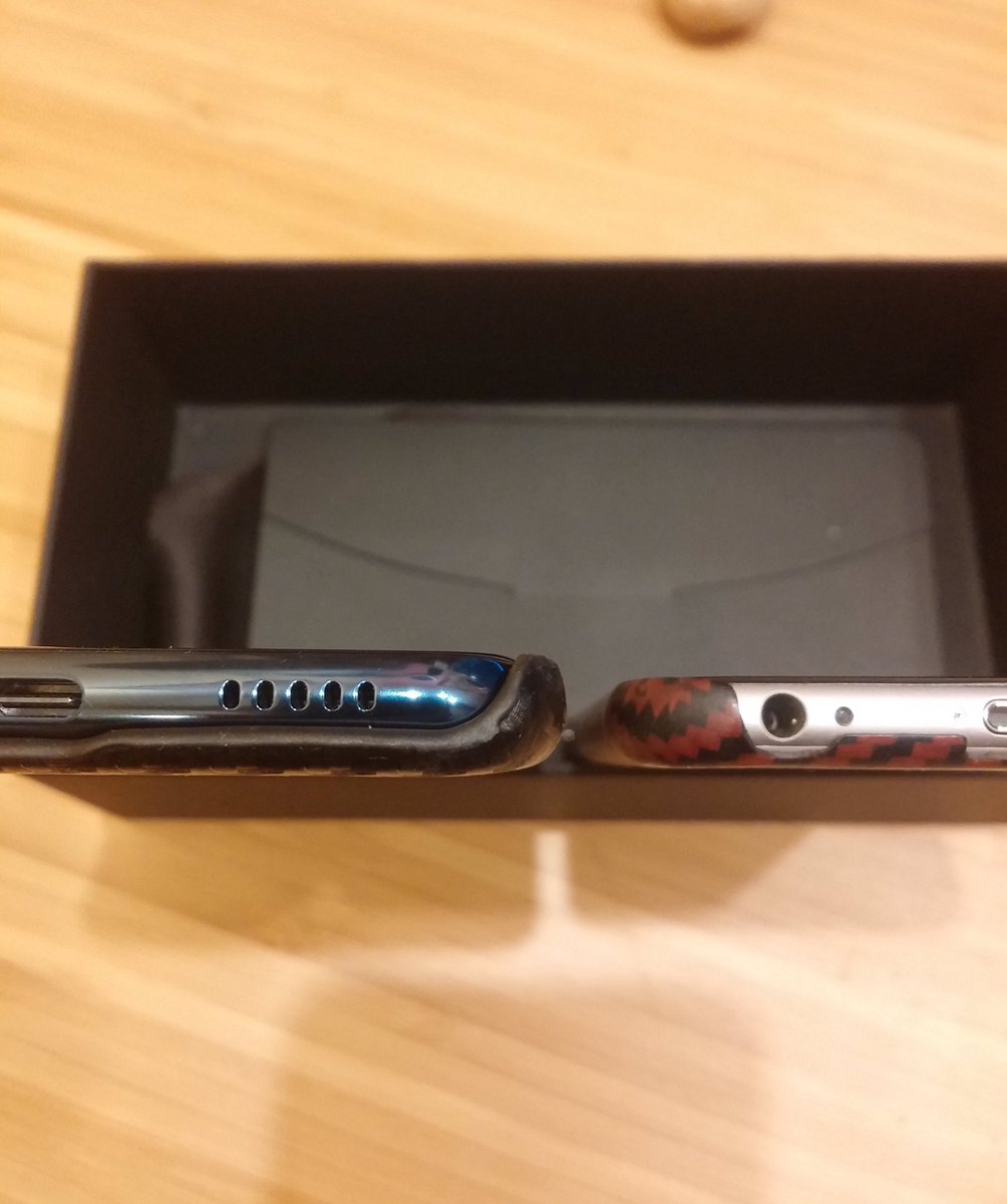 xenpi's tweet photo. due to total impotence of @LGUS @LGUK @LGItalia_Media to give us cool case #lgv30 i bought @punkcase one. Disaster! thick! blocks volume keys. Compare it to masterpiece @PitakaGallery aramid case on the left! https://t.co/MRo60oe8Dg