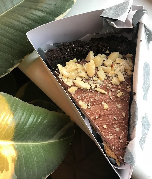 LPT - keep a slice of Vegan Peanut Butter &amp; Chocolate Pie in the freezer to cool down during a never-ending heatwave 🙌🏻 ift.tt/2O2dycv