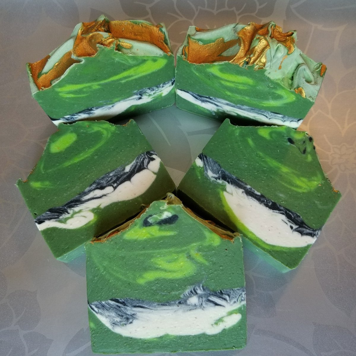 OceanBlueSC's tweet photo. A fresh, invigorating scent 🌱 
#PeppermintEssentialOil #KeyLimeEssentialOil #SheaButter #AvocadoOil #CoconutMilkPowder &amp; lots of other healthy oils and nourishing goodies
#handmade #handmadesoap #artisansoap #HamOnt #thesix #Toronto
https://t.co/wyJ1axlHjV https://t.co/wxqoZr1XVQ