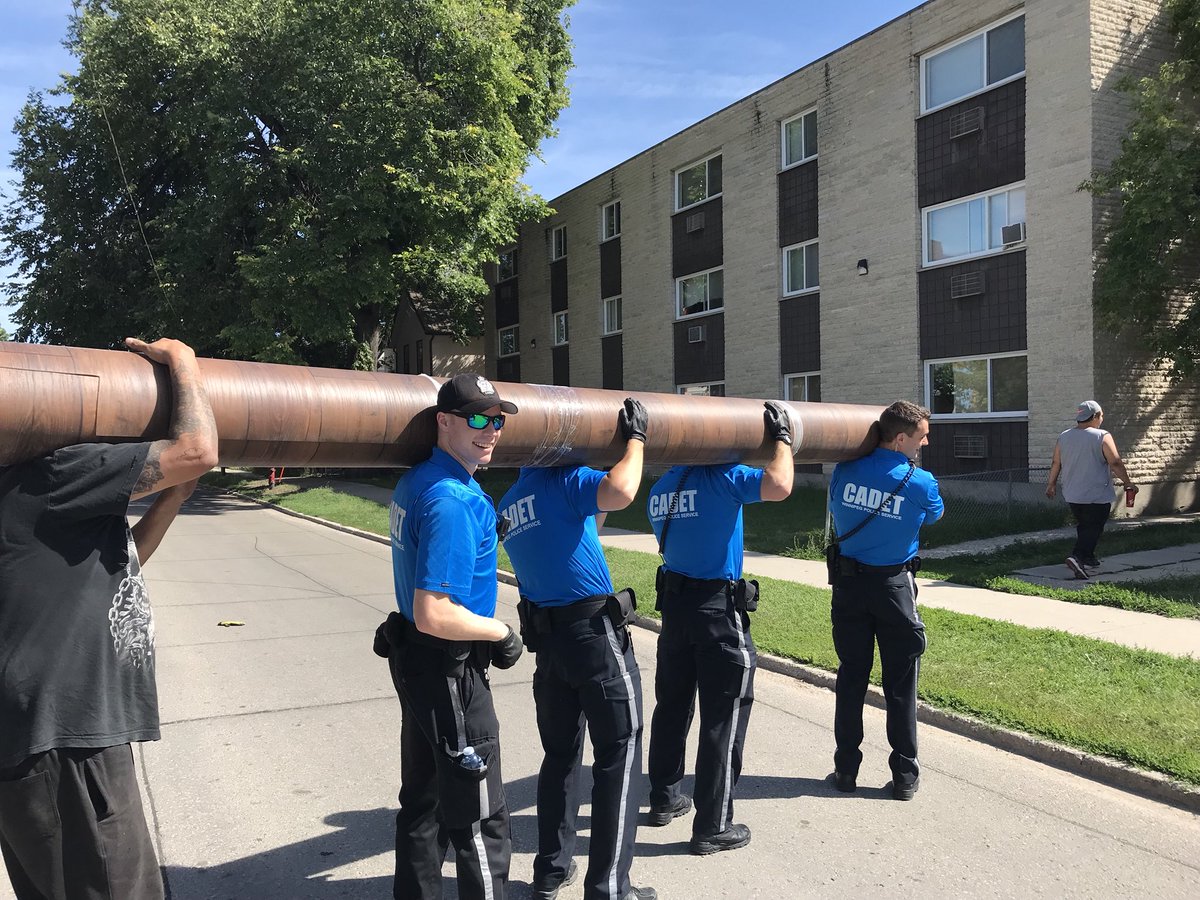 wpgpolice's tweet image. Talking crime prevention today and lending a neighbourly helping hand in the Spence Neighbourhood. (We accomplish a lot more when we work as a team. That’s about 300-400 pounds of vinyl roll.) #Teamwork #WPSCadets #WPSCommunity