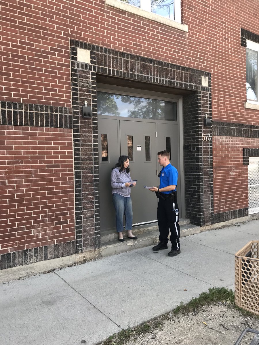 wpgpolice's tweet image. Talking crime prevention today and lending a neighbourly helping hand in the Spence Neighbourhood. (We accomplish a lot more when we work as a team. That’s about 300-400 pounds of vinyl roll.) #Teamwork #WPSCadets #WPSCommunity