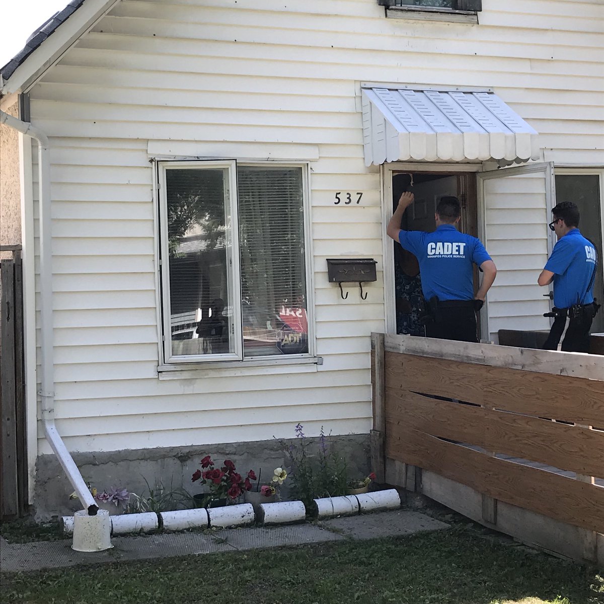 wpgpolice's tweet image. Talking crime prevention today and lending a neighbourly helping hand in the Spence Neighbourhood. (We accomplish a lot more when we work as a team. That’s about 300-400 pounds of vinyl roll.) #Teamwork #WPSCadets #WPSCommunity