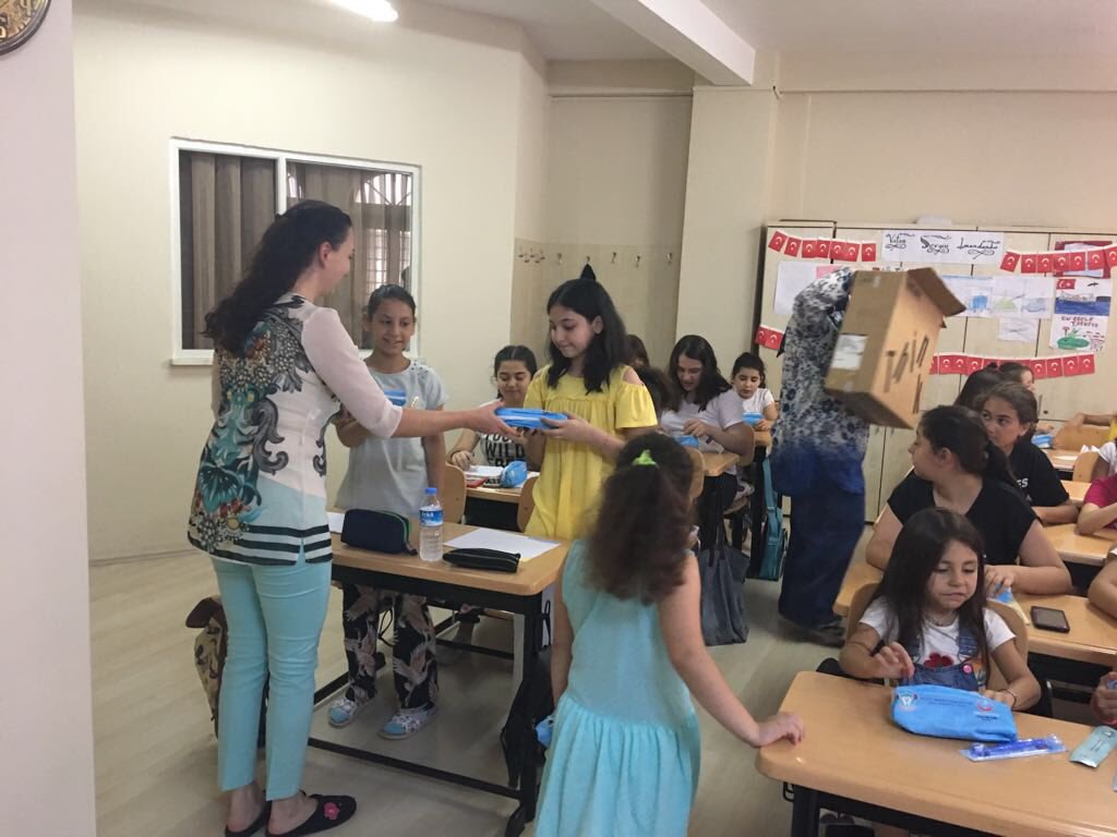 18.07.2018 tarihinde Ortaköy Kız Kur’an Kursu öğrencilerine Diş Hekimi Esra KUTLUBAY  tarafından Ağız ve Diş Sağlığı eğitimi verilmiştir.