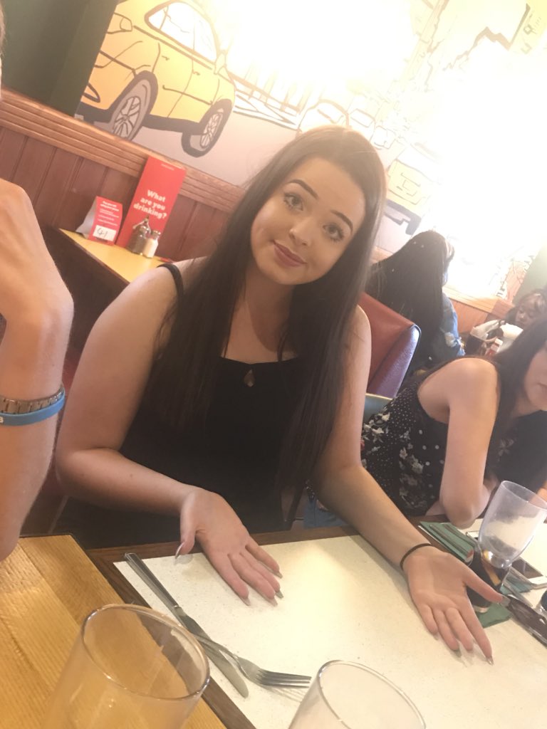 BethanyArcher19's tweet photo. Having a lovely Frankie and Benny’s @GunwharfQuays. Nice PASTA you have there. @erin13west is gonna be late for her flight at this rate https://t.co/E1bfbCznG9