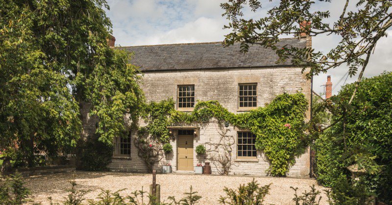 Pack your finest weekend attire for a weekend at Amethyst Meadows, Glastonbury. ow.ly/A3ck30kYyo4 #luxurytravel #uktravel #exploremore #glastonbury #somerset