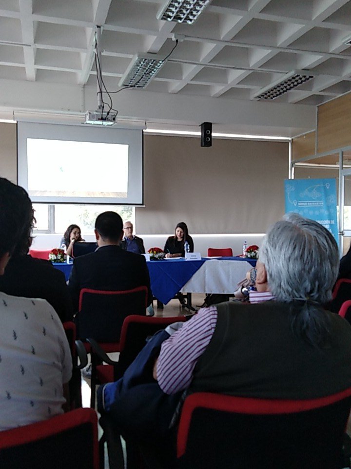Isabela13Aleaga's tweet photo. Conversatorio "La construcción de la realidad a través de la imagen mediática." Intervienen Hernán Reyes, María Belén Calvache y W. Marcel Merizalde, en la Biblioteca de la Facultad de Comunicación Social. 
#FrancotiradoresVisualesFacsoUce https://t.co/4ZhOEBrKe2