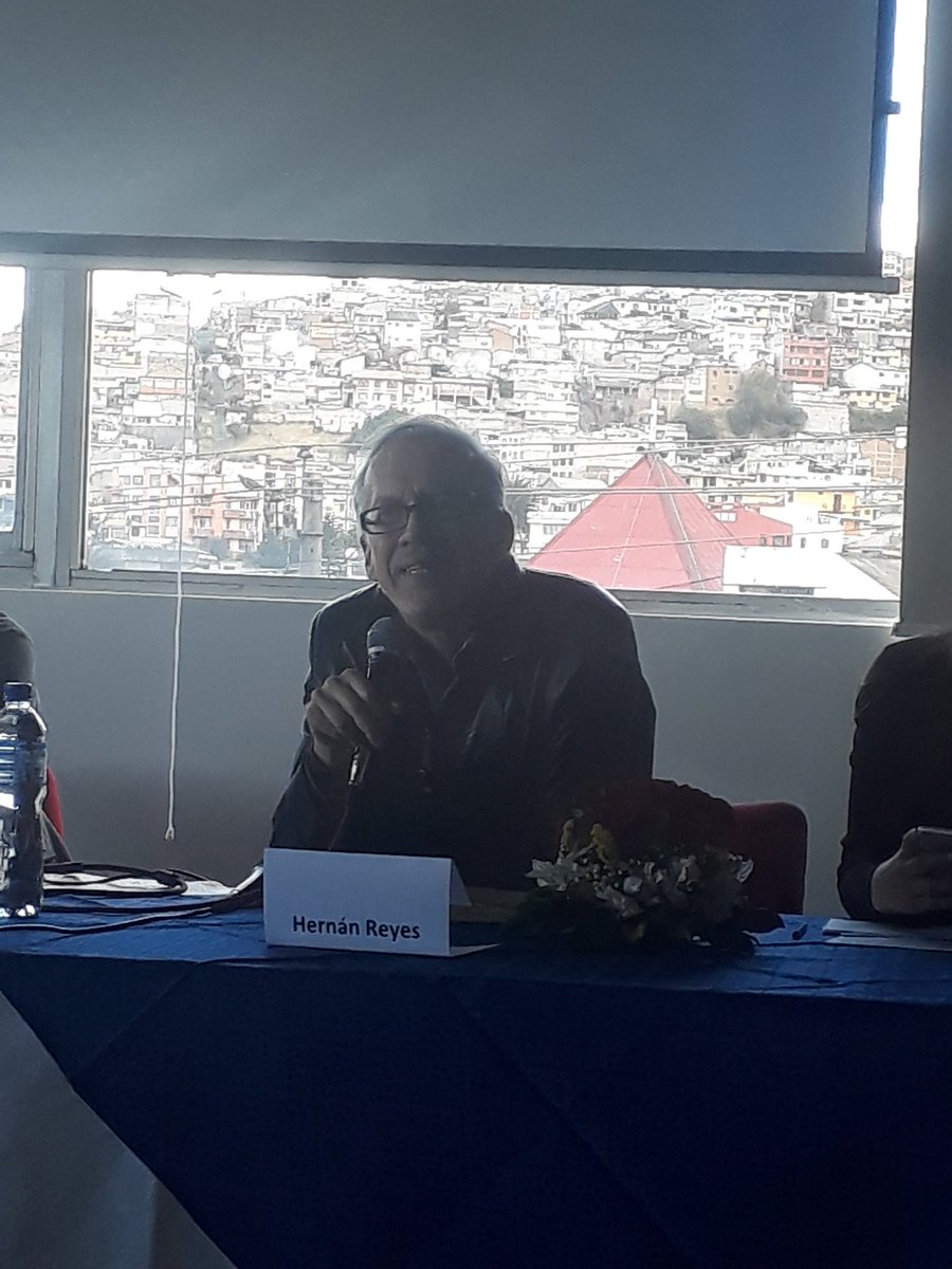 MelaCastillo_M's tweet photo. Intervención de Hernán Reyes en el conversatorio  "La construccion de la realidad a través de la imagen mediática " 
#FrancoTiradoresvisualesFacsoUce https://t.co/dfniBSLUDV