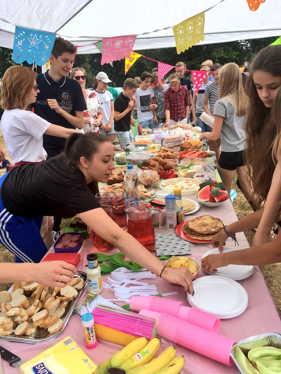 Vakantie wordt ingeluid met een uitgebreide en theatrale picknick #alleleerlingenverzamelen #lifeisapicknick Fijne vakantie!