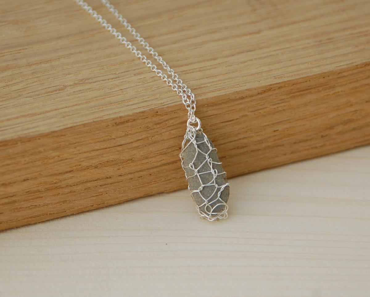 thewoollytangle's tweet photo. Beach pebbles make beautiful pendants with memories of times at the sea.

https://t.co/DUtgTfWWra #handmadehour #beachvibes #beachcombing #beachlife #summerfashion https://t.co/VLSadYwRGQ
