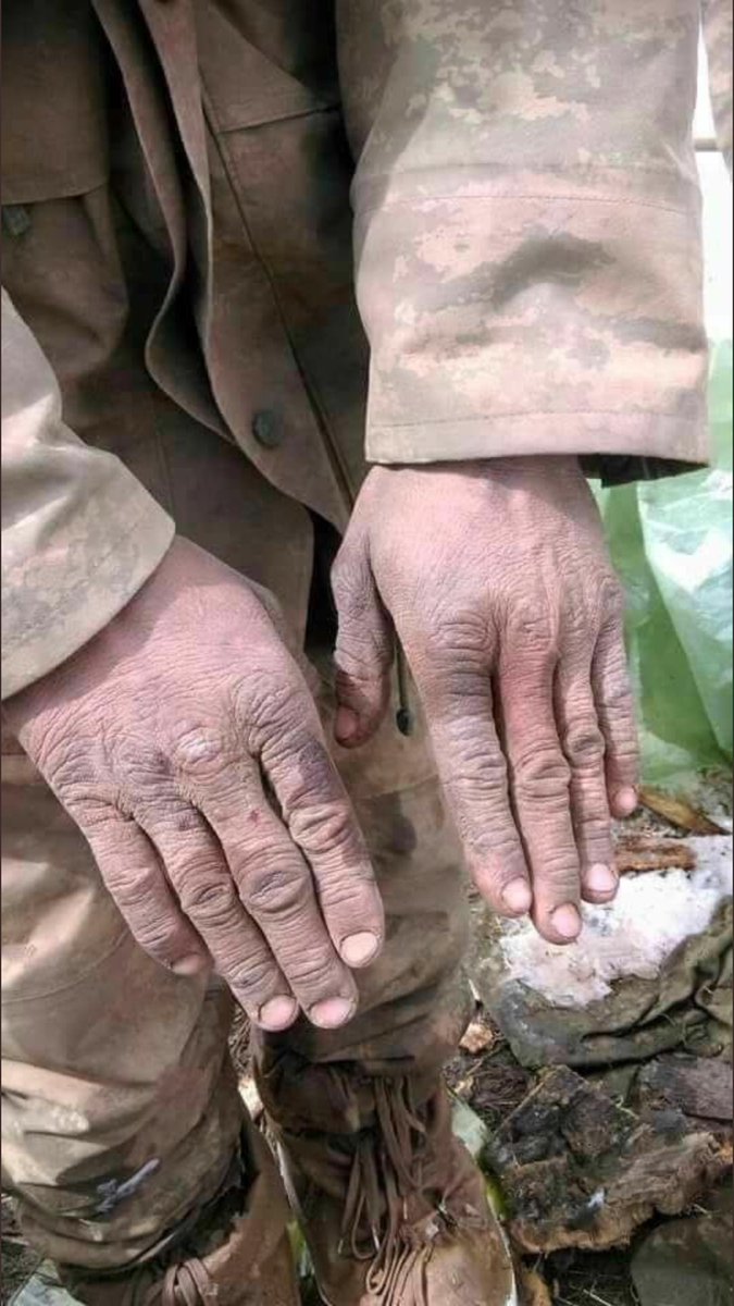 ErbaslarUzman's tweet photo. #artıkyeter Sn Büyüklerimiz.
@RT_Erdogan @hulusiakarmsb @suleymansoylu @mustafaelitas 
Kahraman Uzman Erbaşlar 2227 yıllık orduda 3 aylık eğitimle sözleşmelişehit düşüyor.

Kahraman Uzman Erbaşlarin şehit cenazesine koşarak gelip helallik isteyenler?
UTANMIYOR MUSUNUZ??? https://t.co/PTIFp4RFa3