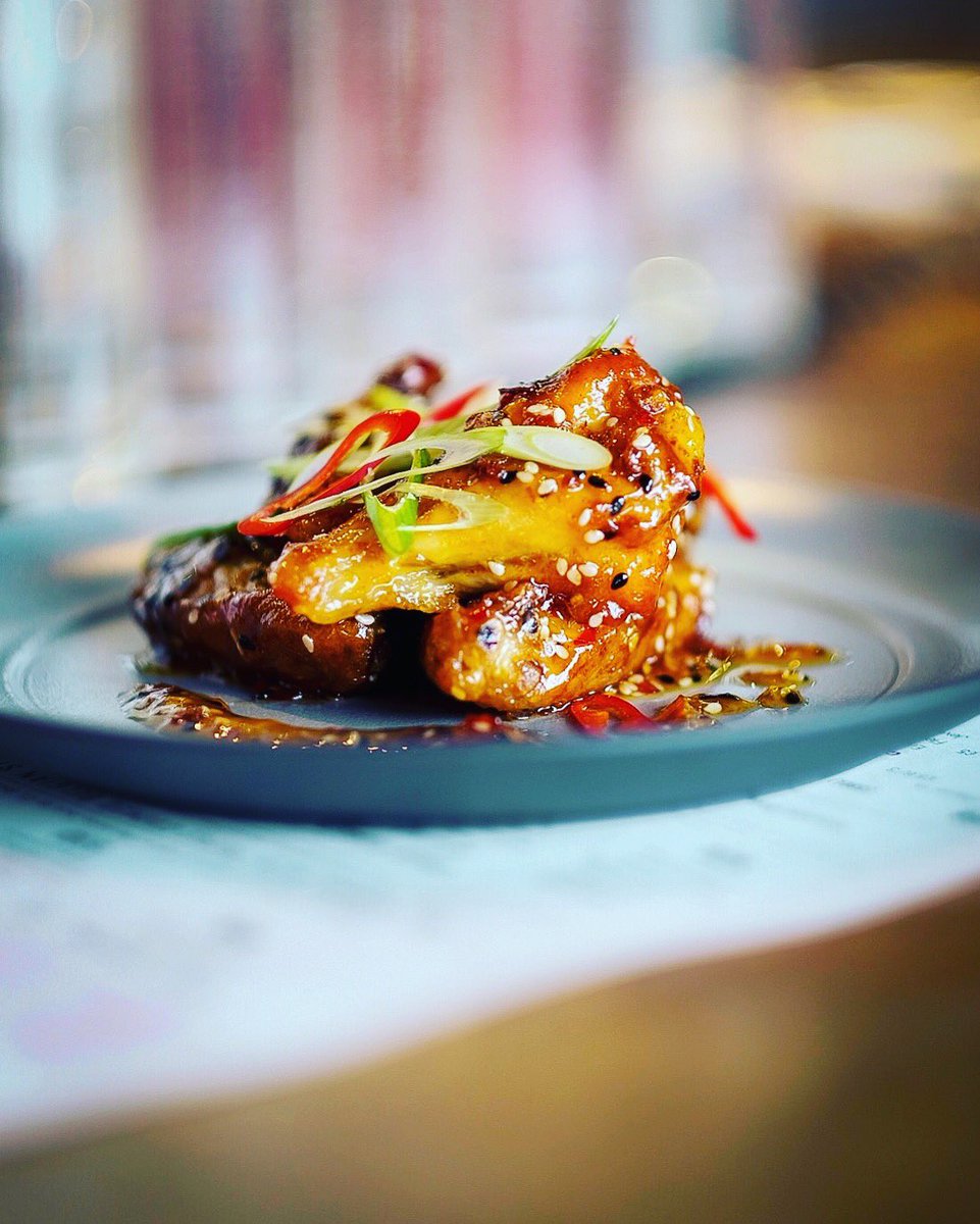 These are our crispy sweet chilli chicken wings with sesame seeds and spring onions. 
Also available with our home made smokey BBQ sauce. 
Which ones would you go for? 😋

#chickenwings 
#cngburgers
#eeeeeats 

📸by <a href="/arigurdon/">Ari Gurdon</a>