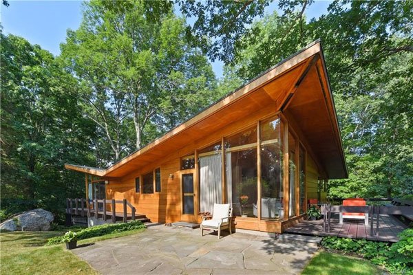 WowHauser's tweet image. This 1950s David Henken midcentury modern property in Pound Ridge, New York, USA with its butterfly roof and amazing period interior is now on the market. Matching garage too. bit.ly/2LjeevE