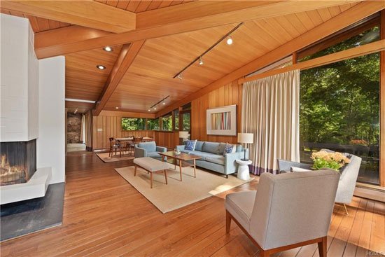 WowHauser's tweet image. This 1950s David Henken midcentury modern property in Pound Ridge, New York, USA with its butterfly roof and amazing period interior is now on the market. Matching garage too. bit.ly/2LjeevE