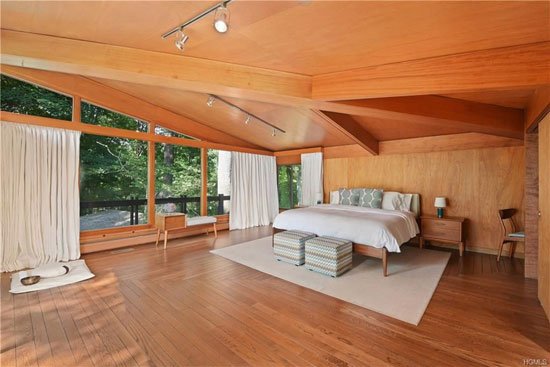 WowHauser's tweet image. This 1950s David Henken midcentury modern property in Pound Ridge, New York, USA with its butterfly roof and amazing period interior is now on the market. Matching garage too. bit.ly/2LjeevE