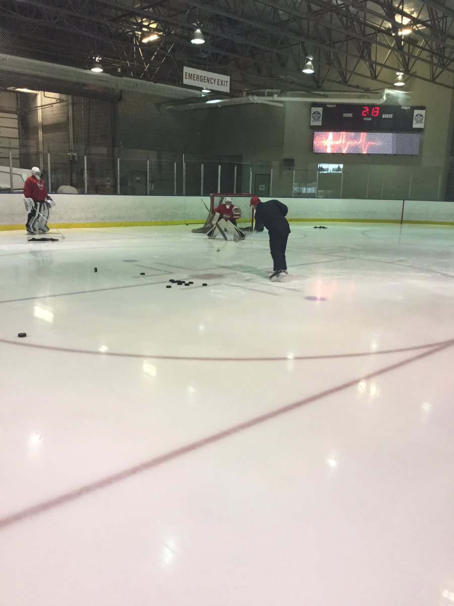 PeakHockeySask's tweet photo. Team Red's ice session is underway 🏒 #05Elite #peakperformancehockey https://t.co/Q2eSapZLWO