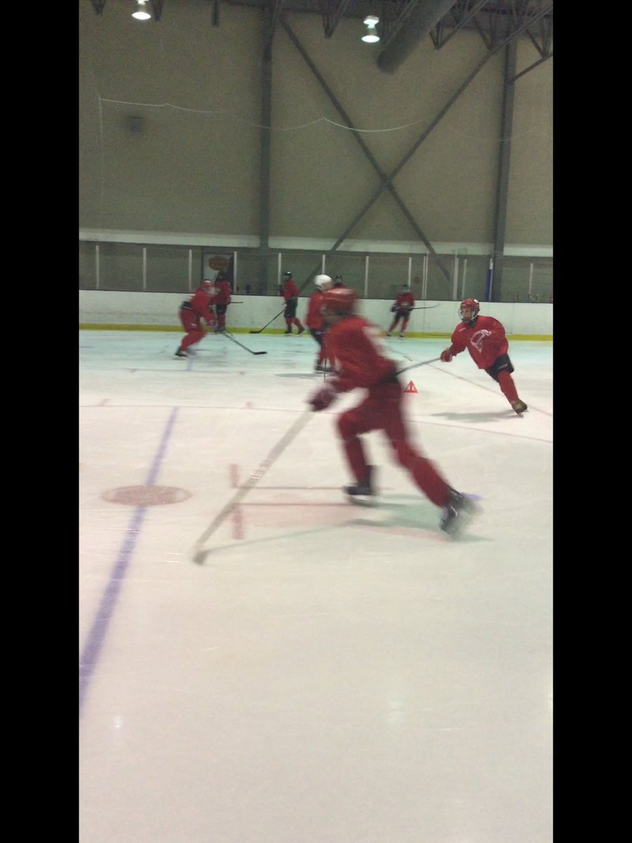 PeakHockeySask's tweet photo. Team Red's ice session is underway 🏒 #05Elite #peakperformancehockey https://t.co/Q2eSapZLWO
